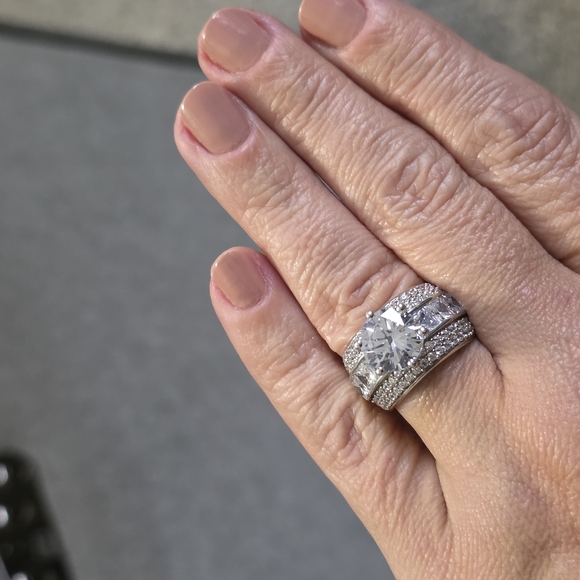 Sparkling Silver and White Diamond Like Ring - Picture 10 of 11